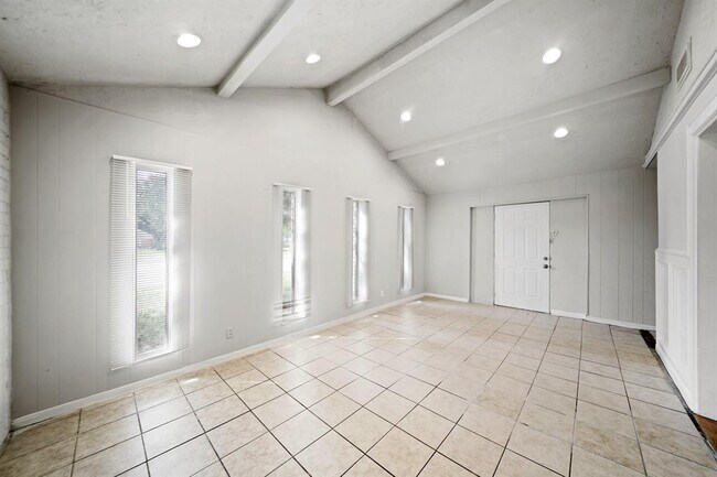 Building Photo - 1000 N Pruett St