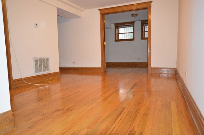 Building Photo - 3912 N Greenview Ave