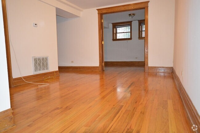 Building Photo - 3912 N Greenview Ave