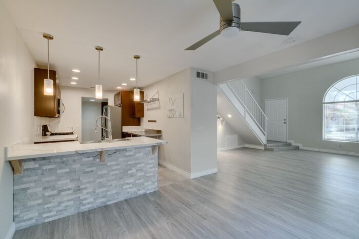 Foto principal - Highly upgraded Henderson Townhouse with 2...