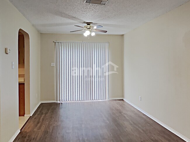 Foto del edificio - 11011 Victors Hl