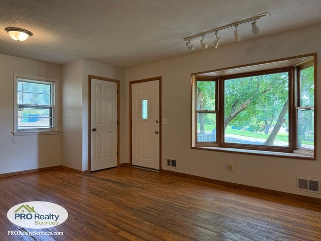 Building Photo - 4 Bedroom Home One Block from Medicine Lake