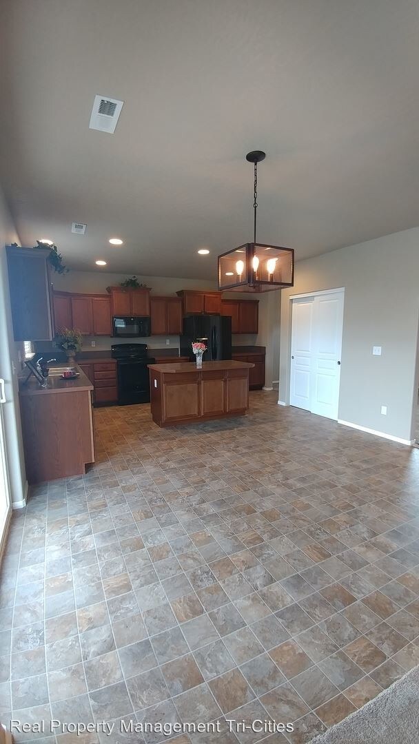 Building Photo - 3 br, 2.5 bath House - 3572 W. 11th Pl