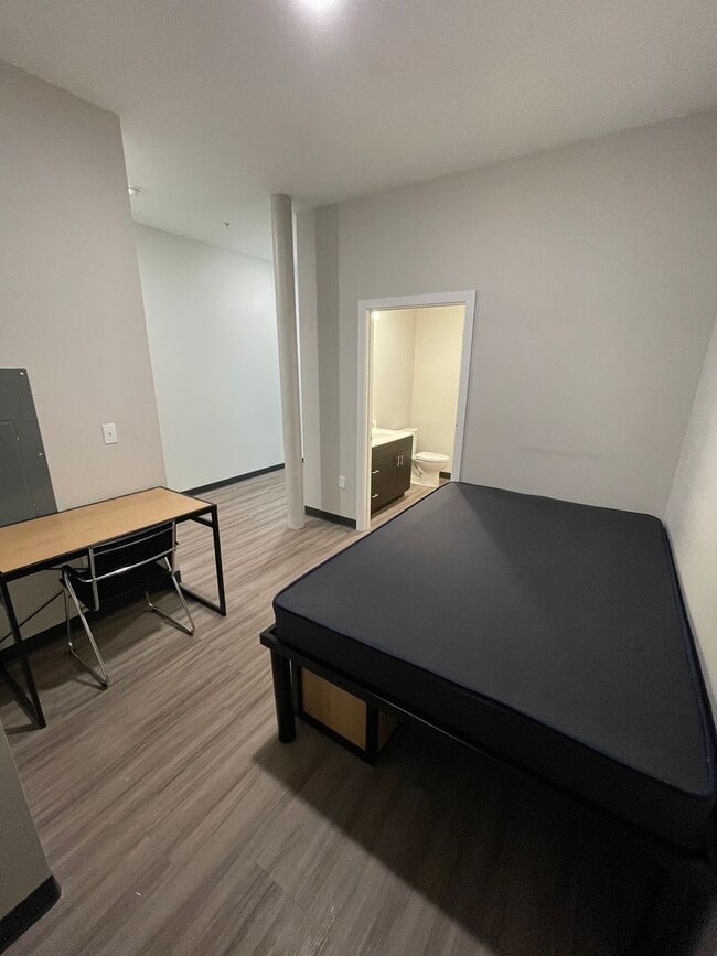 Interior Photo - Lofton