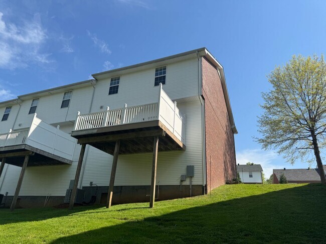 Foto del edificio - Spacious 3-Bedroom Townhouse in a Prime He...