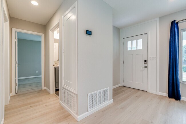 Building Photo - REMODELED 3-BEDROOM HOME IN RIDGEVIEW