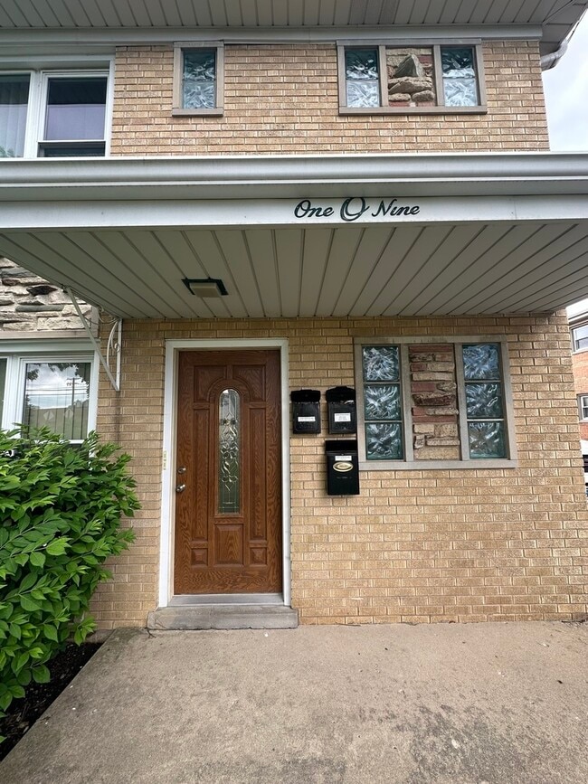 109 Central Ave Unit A, Roselle, IL 60172 Condo for Rent in Roselle