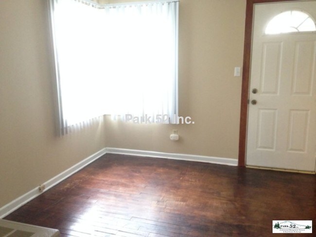 Building Photo - 809 W Stewart Ave