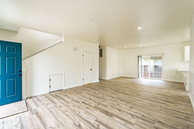 Foto del edificio - Beautifully remodeled, four-bedroom townho...