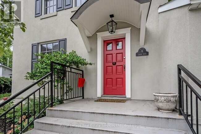 Building Photo - 128 Chisholm St