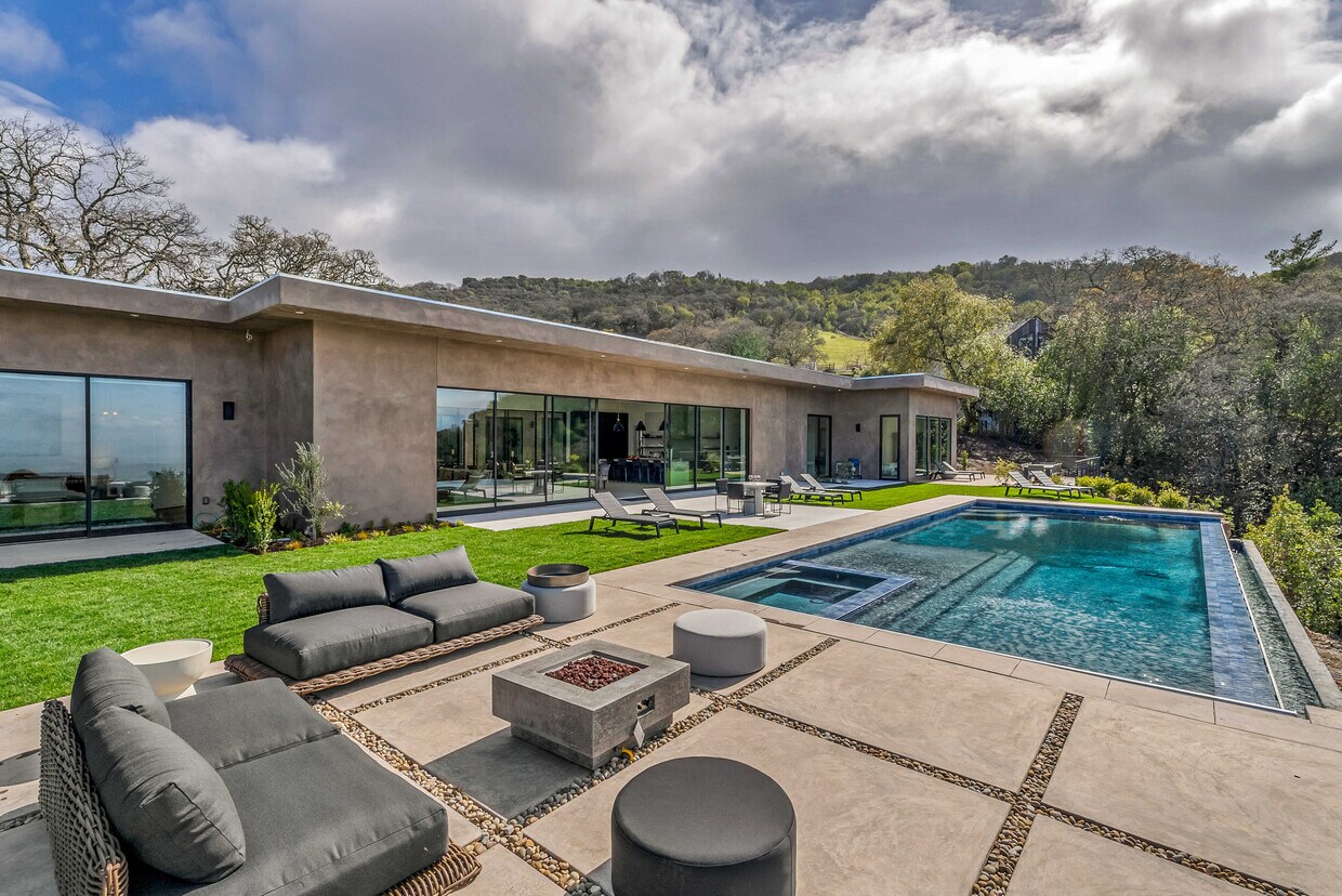 Foto principal - 6568 Sonoma Mountain Rd