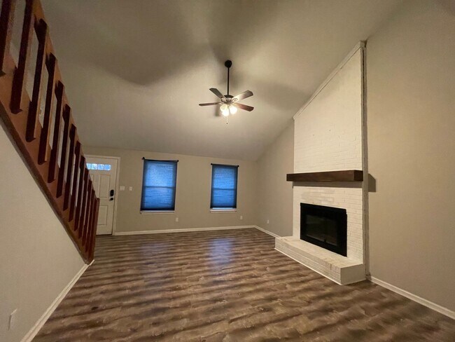 Foto del edificio - 4 BED / 3 BATH SINGLE FAMILY IN SALEM LAKES!