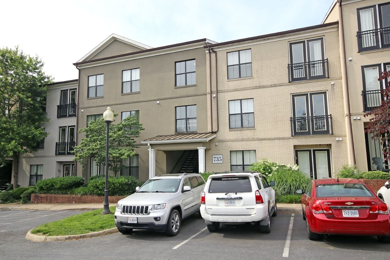 Pet-Friendly 1BR Condo in Walker Square – Walk to UVA Medical Center - Pet-Friendly 1BR Condo in Walker Square – Walk to UVA Medical Center