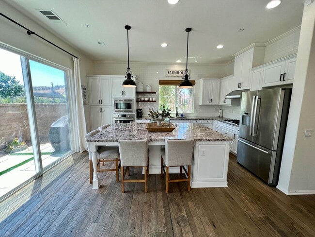 Building Photo - Beautiful 4 bedroom, 3.5 bath in lovely Se...