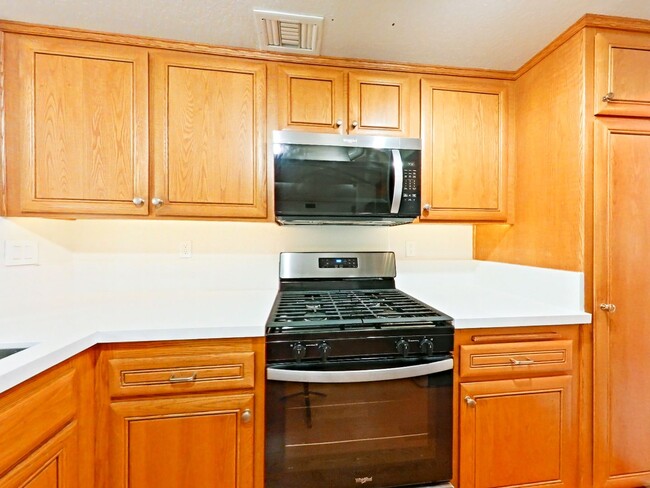 Foto del edificio - 4 Bedroom / 3 bathroom in Family Home.