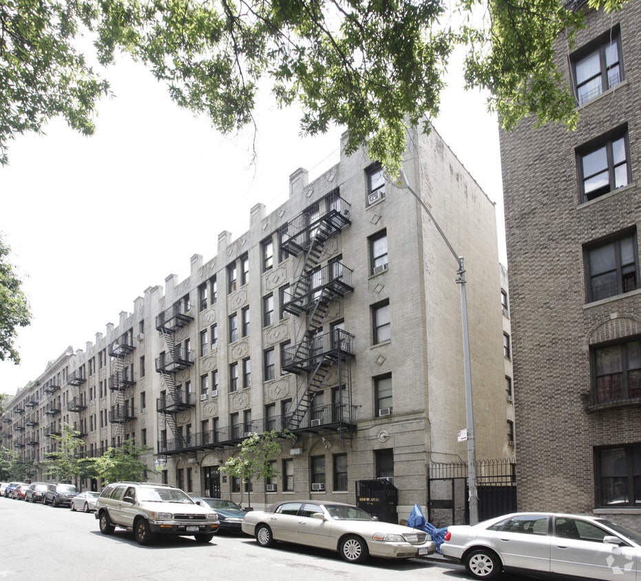 Building Photo - 656 W 171st St