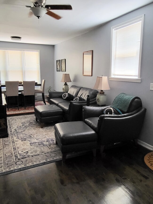 Living - 1618 N Rockwell St