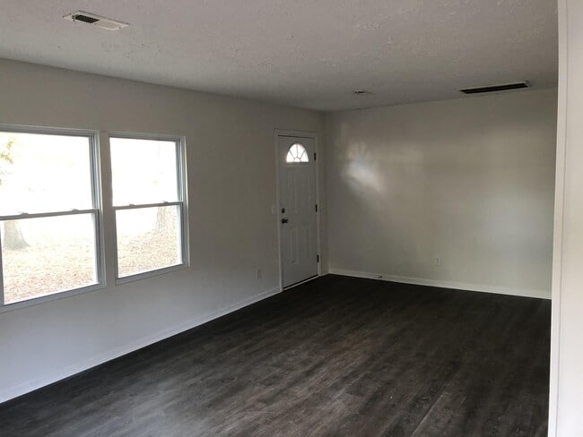 Building Photo - 625 Camellia Cir