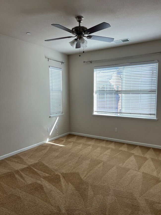 Foto del edificio - Low-Maintenance 3BR/3BA Home in Elk Grove ...