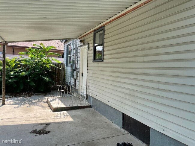 Building Photo - 4 br, 1 bath House - 1709 E 4th St