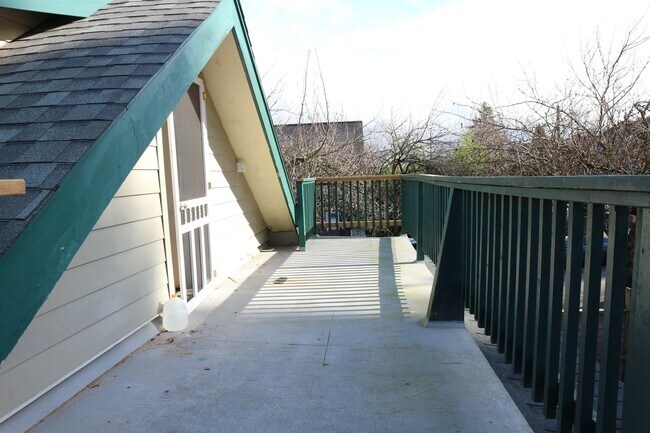 Photo du bâtiment - 796 E 12th Ave