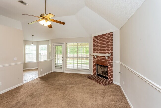 Foto del edificio - 7141 Creekside Dr