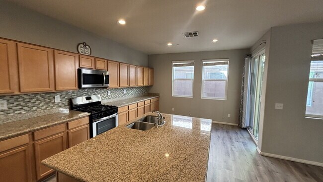 Foto del edificio - 4 Bed, 3 Bath