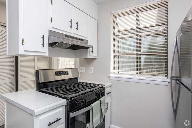 2BR, 1.5BA - 1,090SF - Kitchen - Southridge