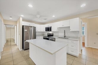 Building Photo - 5439 Kenwood Dr