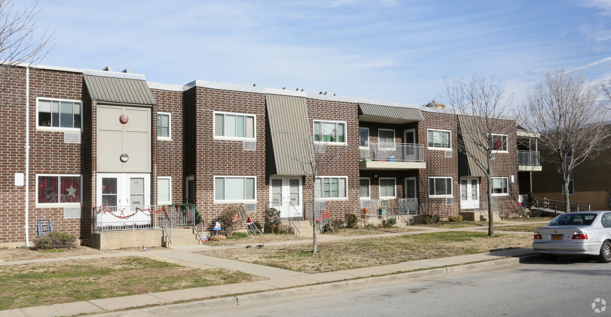 20 - 101 E Pine St - Pine Town Houses