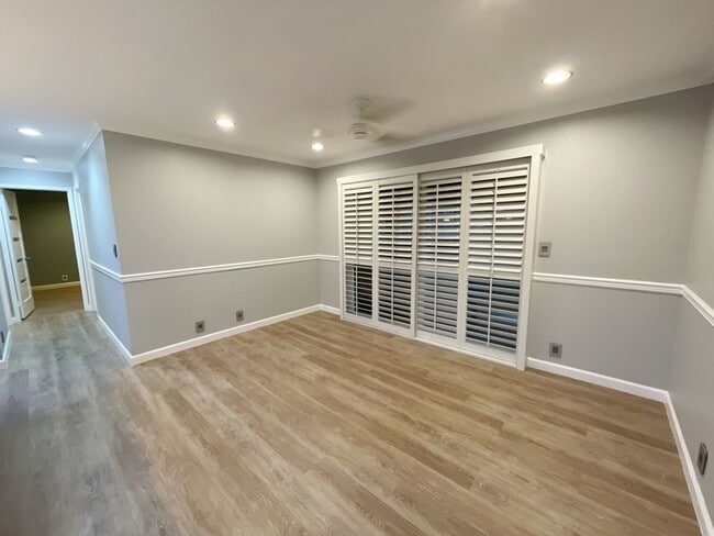 Building Photo - Waipio Gentry 2 bed, 1 bath, 2 parking wit...