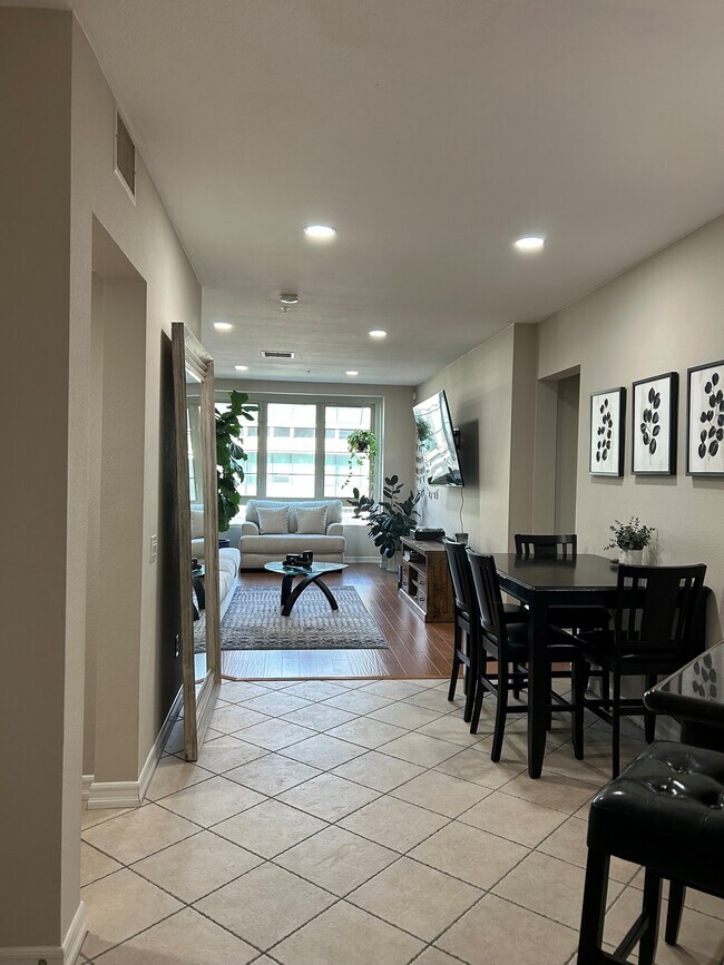 Mesa de comedor + sala de estar - 1465 C St