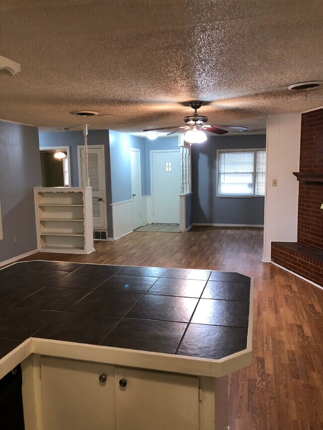 Foto del edificio - Spacious 4-Bedroom Home with Sunroom Available for Summer 2026 Pre-Lease