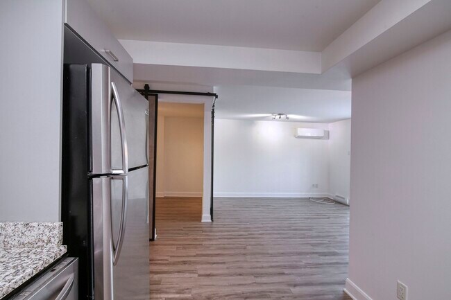 Photo du bâtiment - 6600 Av. de Darlington