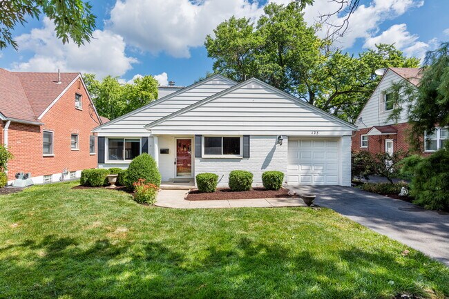 Building Photo - 423 Lonsdale Ave