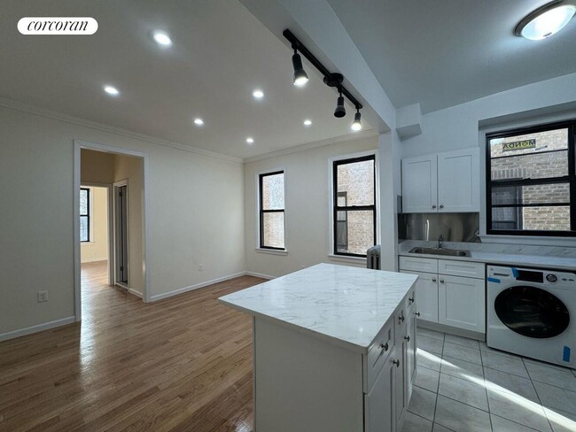 Foto del edificio - 51-17 Skillman Ave