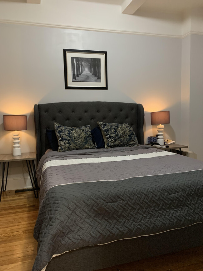 Habitación- cama tamaño queen - 155 E 52nd St