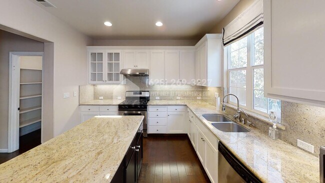 Building Photo - 9635 Camassia Way