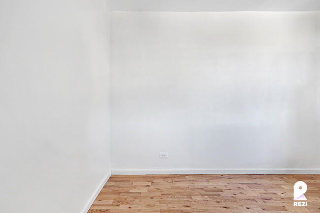 Building Photo - 490 E 189th St