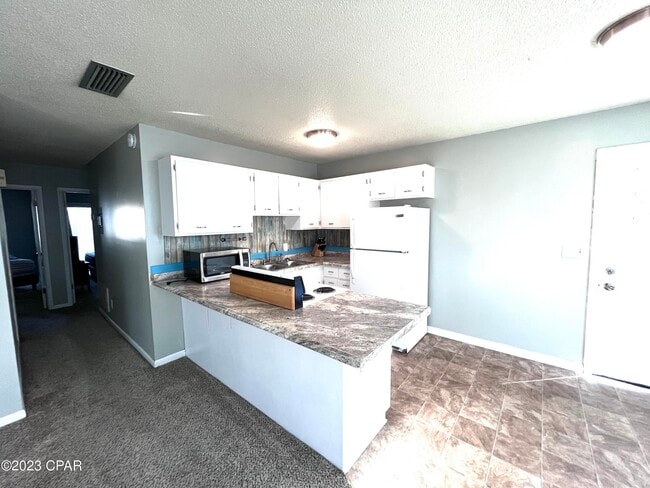 Building Photo - 231 Poinsettia Dr