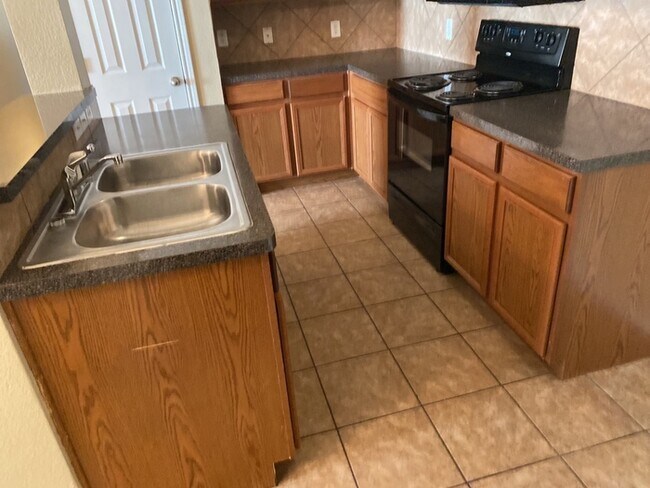 Foto del edificio - Charming Duplex in Burleson Texas! Coming soon September 2026!