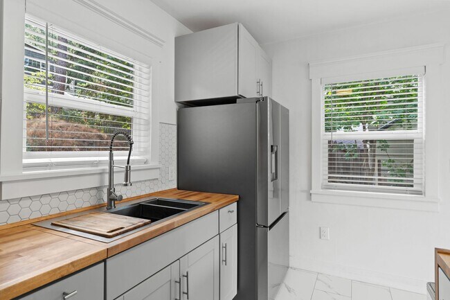 Building Photo - Charming Two-Bedroom Home Near Perry District