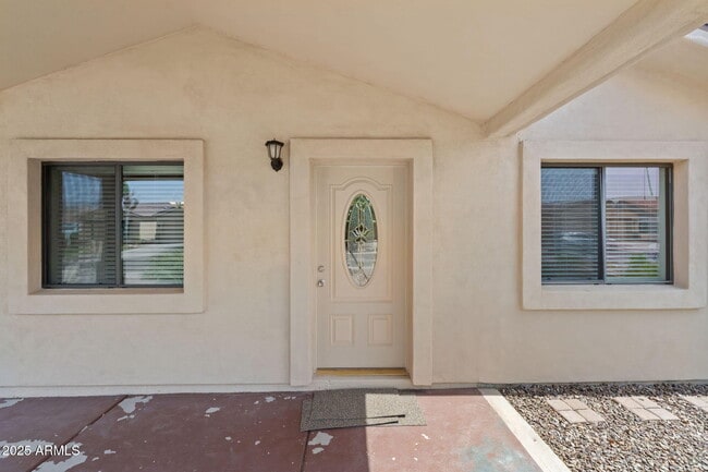 Building Photo - 744 E Meadow Ln