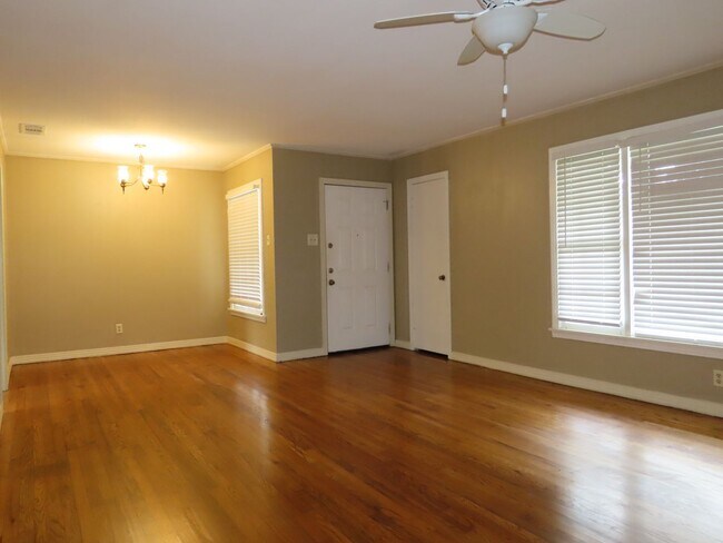 Foto del edificio - Lovely Updated 3 Bedroom, 2 Bath House in ...
