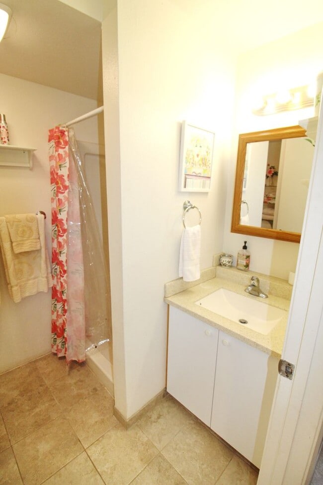 Building Photo - F-104 Kihei Shores Furnished 2 bed/2 full ...