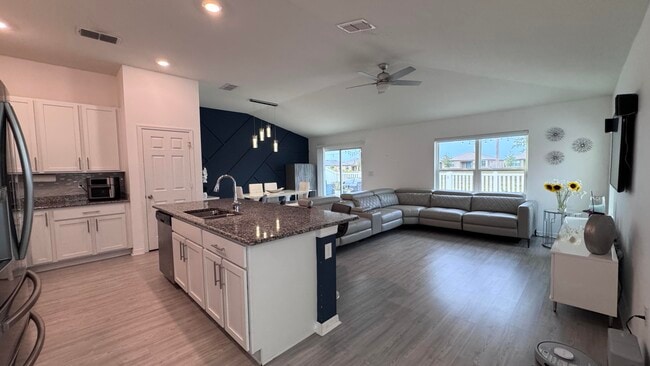Building Photo - 5635 NW Pine Trail Cir