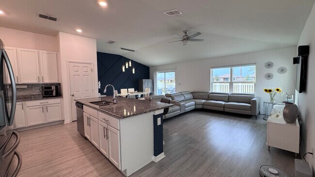 Foto del edificio - 5635 NW Pine Trail Cir