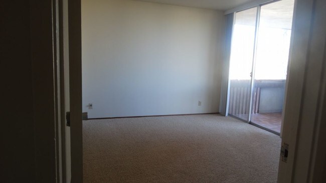 Building Photo - One Bedroom Blocks from Bgame Ave/Cal-train