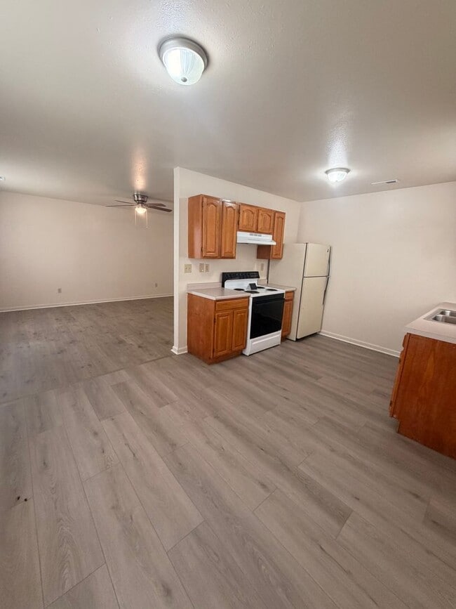 Building Photo - 2 Bed 2 Bath Duplex on Clearwater Way!