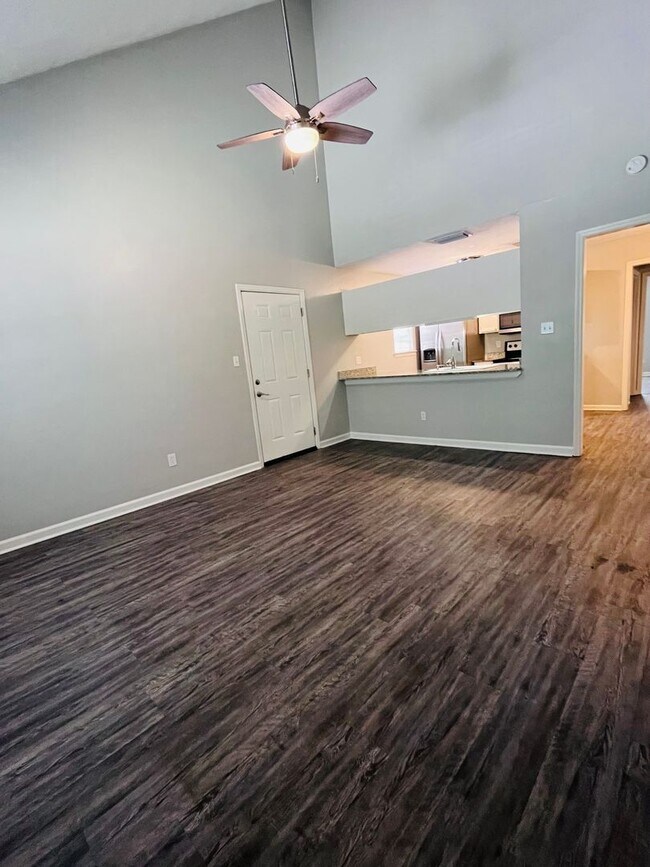 Foto del edificio - 3BR/3BA townhome with new painting and sta...